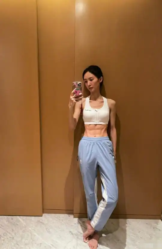 瘦子也有赘肉!31岁金晨晒无p图健身照,肚子上露两层"游泳圈"