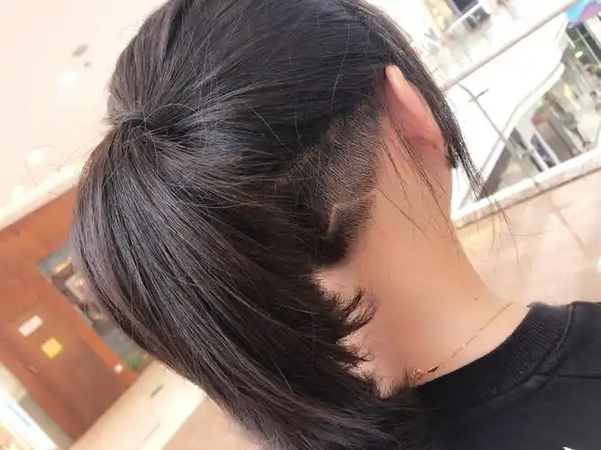 半剃头 没有后悔剃 反正觉得很酷很酷 头发尴尬期再说吧 哈哈哈哈 要