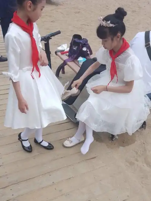 跟团拍摄校舞蹈队沙滩排练鞋里全是沙子