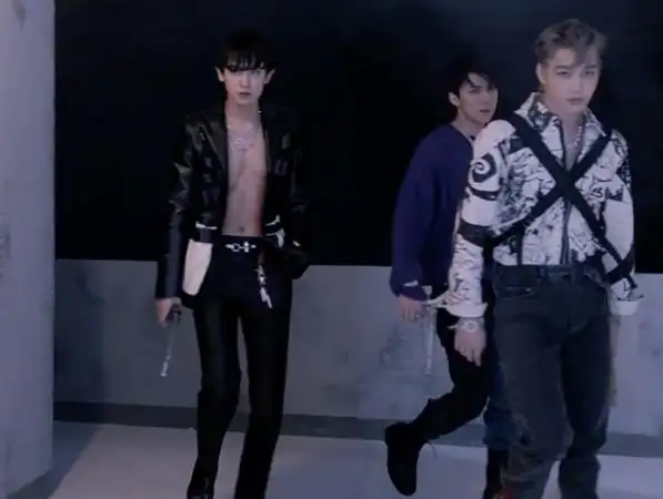 exo灿烈真的脱了 高清「深邃胸肌,6块腹肌」公开