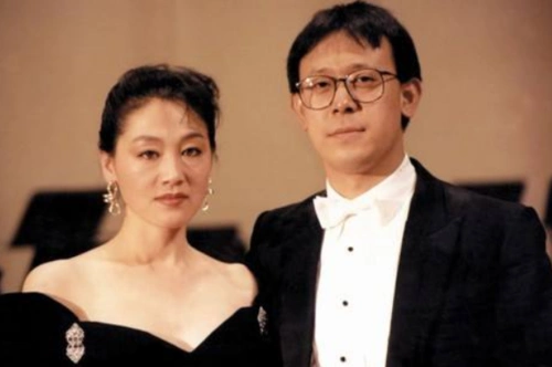 58岁王姬全家照老公富有女儿漂亮27岁儿子是她的痛智商仅5岁