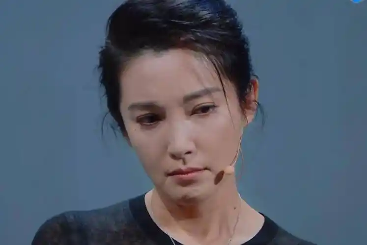 李冰冰微博之夜吐舌卖萌显老态,45岁还敢这么玩?_五官_状态_真想