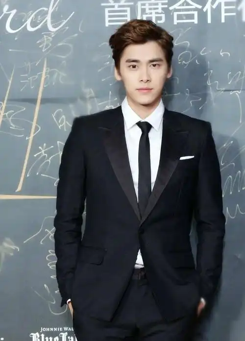 为什么李易峰穿西装这么有型? 看了你就知道