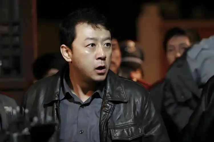 《疯狂的石头》是2006年上映的重庆背景电影,讲述工艺品厂破产发现