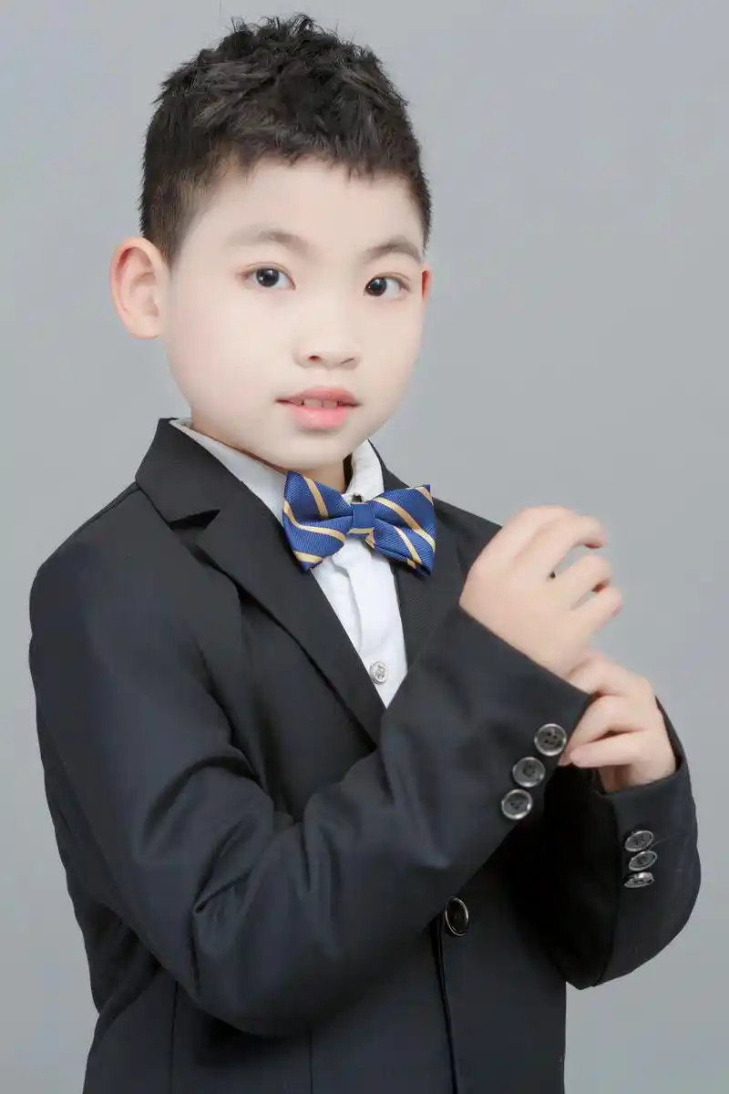 他憨态可掬,笑容灿烂,眼睛明亮,纯真无邪, - 抖音