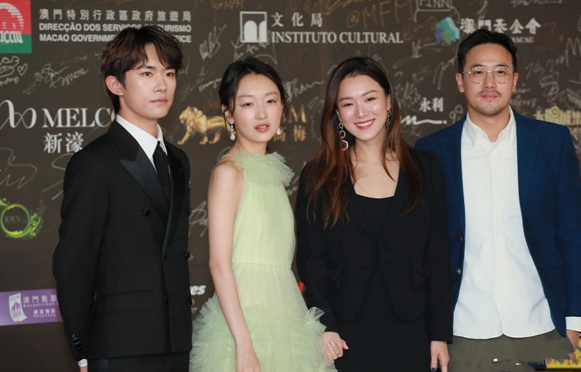 当周冬雨凭借《少年的你》获奖时,有谁注意到台下易烊千玺反应?