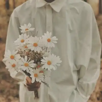 手捧花拿花男头_男生头像_我要个性网