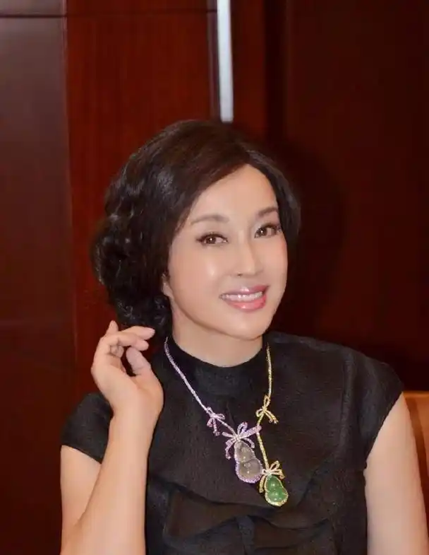 刘晓庆在豪宅里穿红裙和小鲜肉依偎在一起,相差几十岁,如同龄人