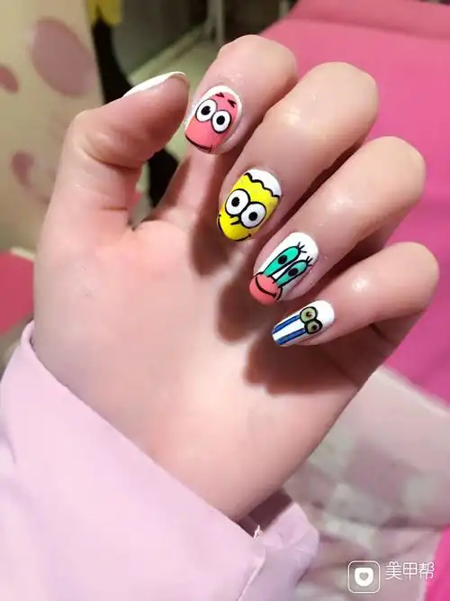 彩色手绘可爱卡通美甲图片