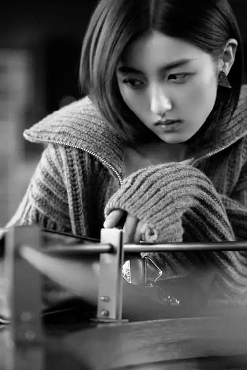 张子枫闷声干大事!拿下高奢全球代言人真争气,穿极简风气场大变