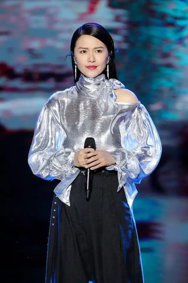 谭维维真是挺敢穿了把镜子当衣服套身上看着还挺抢镜的