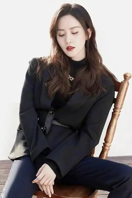 刘诗诗又震到我穿全黑西装套酷飒有型娘man风把控死死的