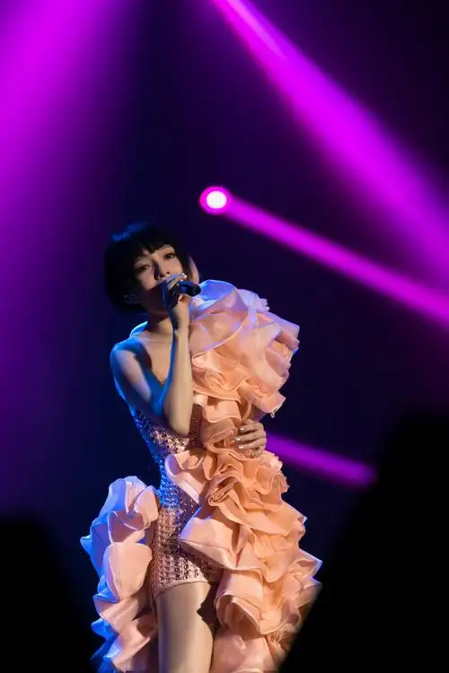 等了16年终于来了angela张韶涵超性感黑丝透视装开唱78首次开先列