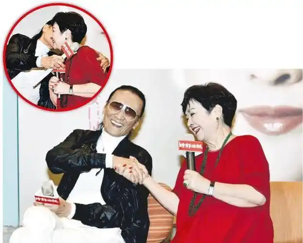 谢贤出席前妻甄珍新书发布会,不但亲密拥抱还爱告白:我永远爱她