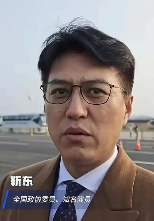 演员靳东素颜参加两会,发胖臃肿满脸皱纹!网友:男神贺涵也老了