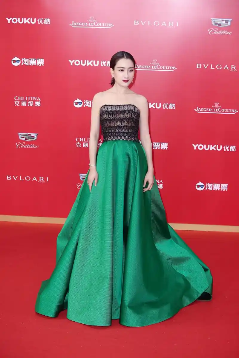 组图:马苏蕾丝抹胸性感隐约 拖地绿裙精致俏丽