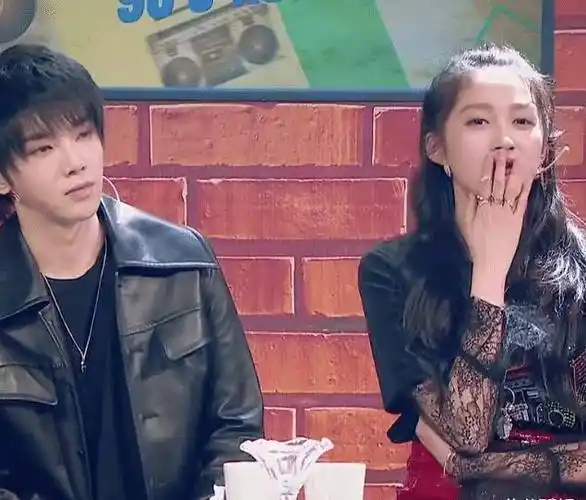 哭到脱妆突然被切近景,眼神的慌乱挡不住_周深_观众们_镜头