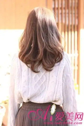 蓬松的层次卷发制造出更加丰盈的效果,令发型饱满度更高.