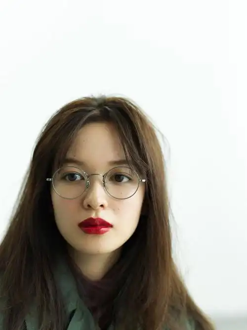 白石麻衣,泉里香,中条彩未,金雪炫等八位女星戴眼镜后别有一番气质!