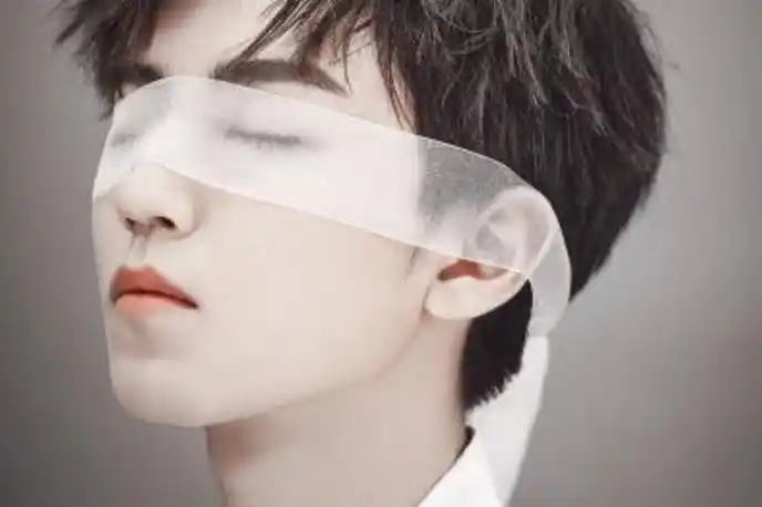 王俊凯抽烟被拍?阳光大男孩人设崩塌?网友:仔细看图就明白了!