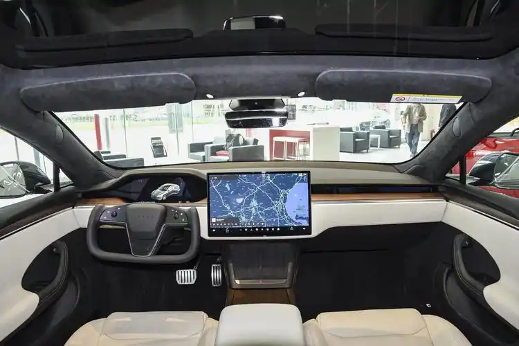 内饰设计部分,特斯拉model s的中控台区域搭载了yoke方向盘,12.