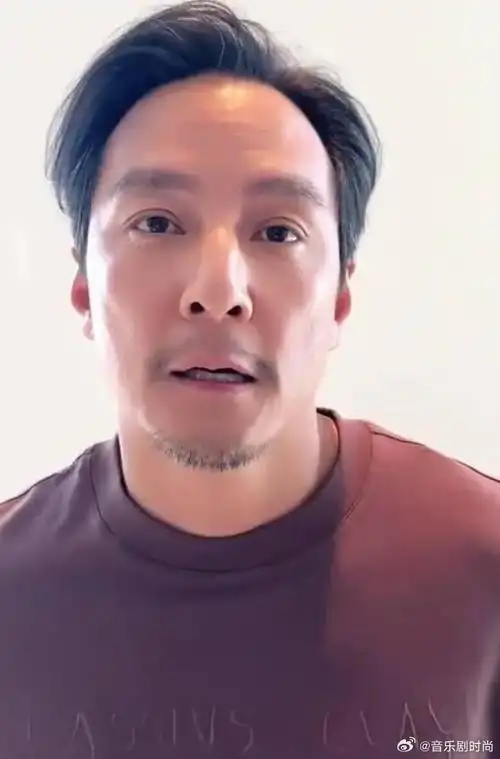 49岁吴彦祖近照曝光太沧桑,胡茬变白发际线后移明显