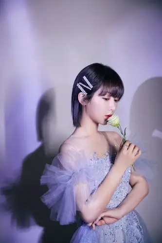 杨紫雾蓝长裙亮相东方卫视跨年连唱四首歌愿望是拍好戏