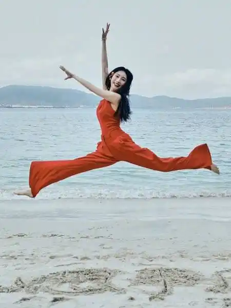 张俪海边一字马