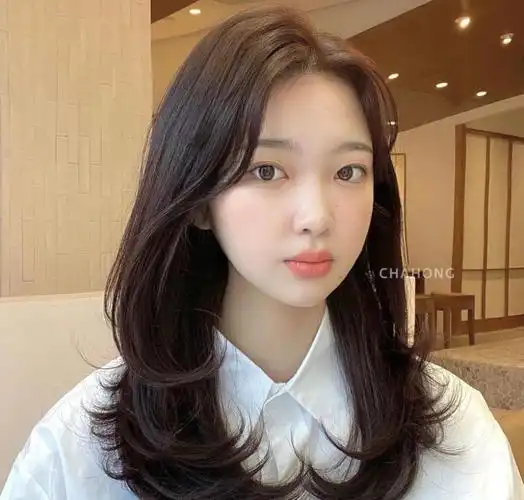 能让整个发型看上去更时尚,还不算太夸张,对于30岁的女性来说很值得