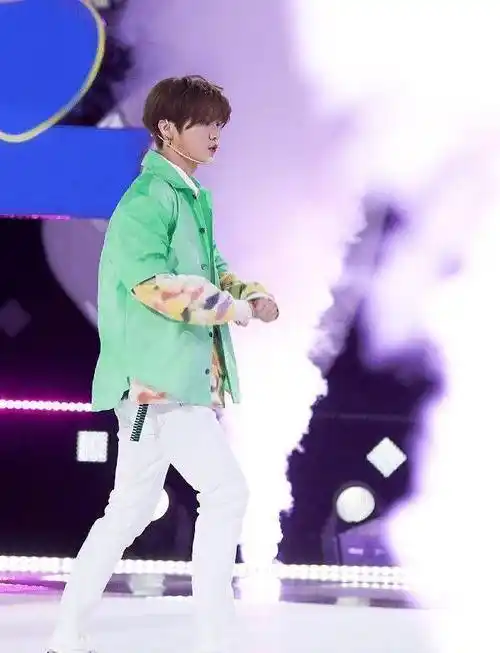 原创鹿晗黄子韬同框两人穿同款破洞裤未修图中身高差意外了