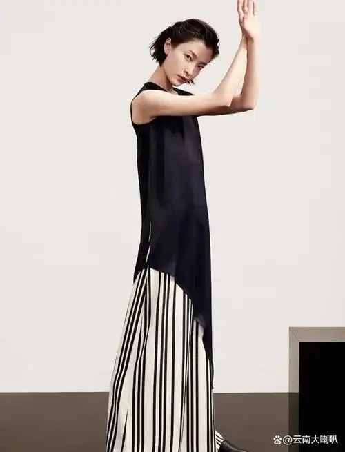 版五月刊前几天发生了一个小插曲,说原本确定上封面的著名模特杜鹃