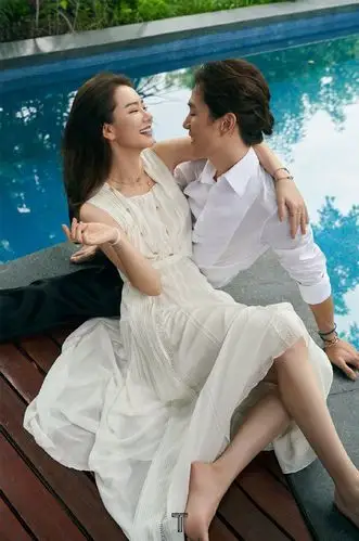 戚薇李承铉夫妻合体拍摄杂志,甜蜜依偎,演绎爱情最美好的样子