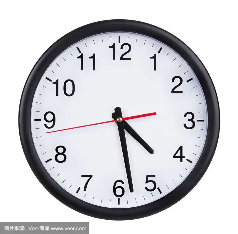 办公室时钟显示四点半