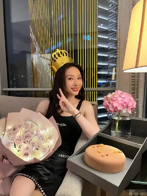 穿黑色吊带身材纤瘦,皮肤白皙状态似少女|柳岩|白皙|生日_新浪新闻