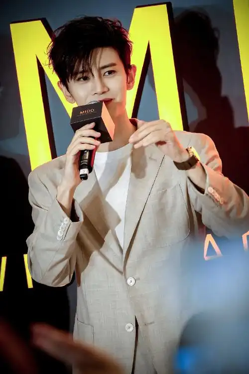 任嘉伦超话绎2  他从一名少年运动员到小小的机场地勤再到闪闪发光的