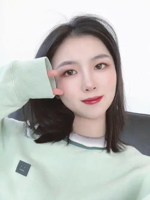 正脸真的圆!所以我喜欢的自拍都是侧脸!