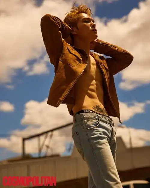 金在中退伍后首拍写真腹肌人鱼线吸睛组图2