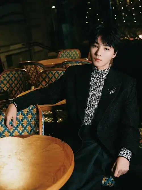 王俊凯看秀造型大片,被咱们小凯狠狠帅住!