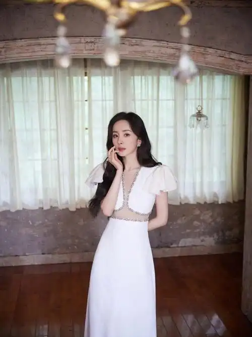 杨幂碎钻露腰白裙搭配蝴蝶造型优雅又高贵