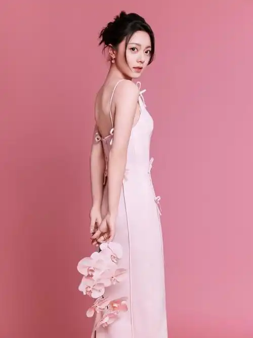 赵今麦粉嫩写真优雅十足