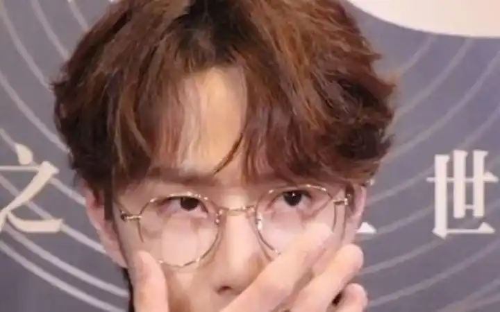 我就喜欢你这么拽还不喜欢我的样子 #王一博戴眼镜造型好绝