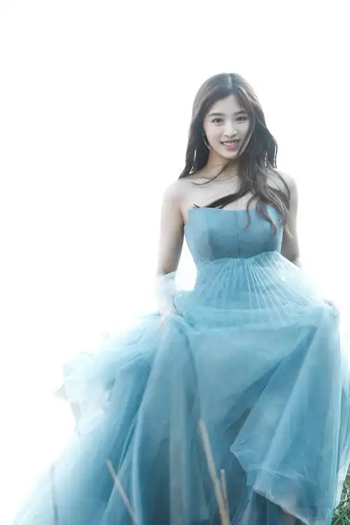 张含韵穿雾霾蓝纱裙山间拍写真笑容甜美宛如仙女飘逸出尘