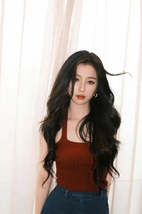 虞书欣穿红色吊带玩转复古港风波浪卷发明艳动人