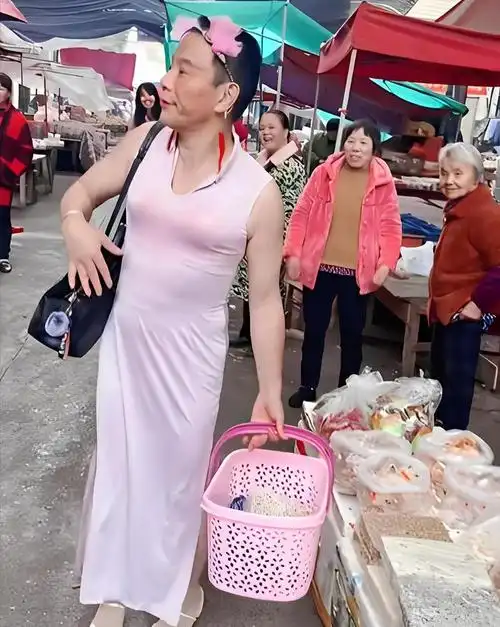 女装大叔在菜市场买菜,身穿旗袍脚踏高跟鞋,引路人热议|裙子|包包|短