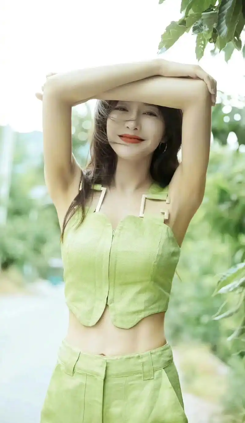 秦岚真的有马甲线!《闪耀的她》里健身完走路姿势真实,不像演的