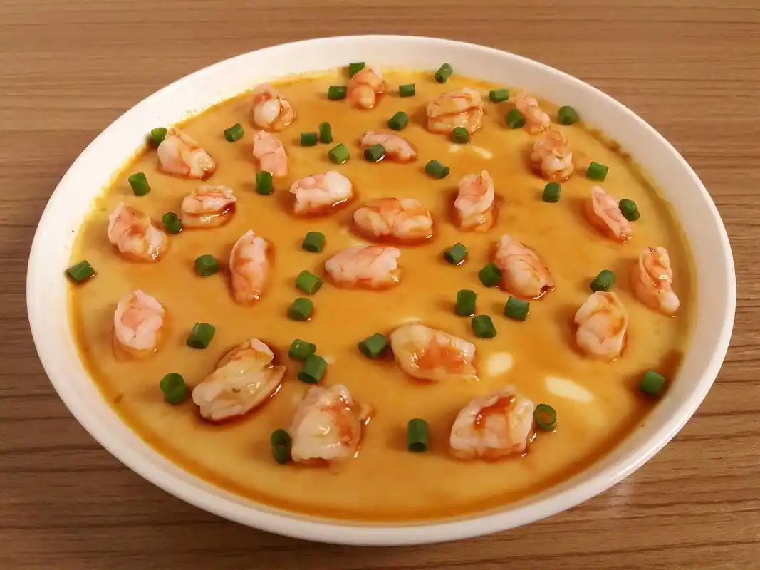 1 准备好材料,虾8只,鸡蛋3个,浓汤宝1块