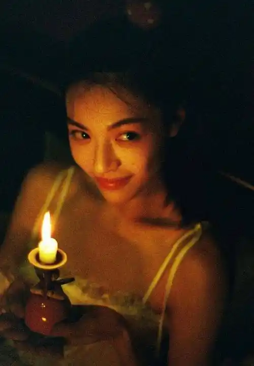 钟楚曦晒生日照,白色复古吊带裙,秒变活泼可爱少女_时尚_电影_女生