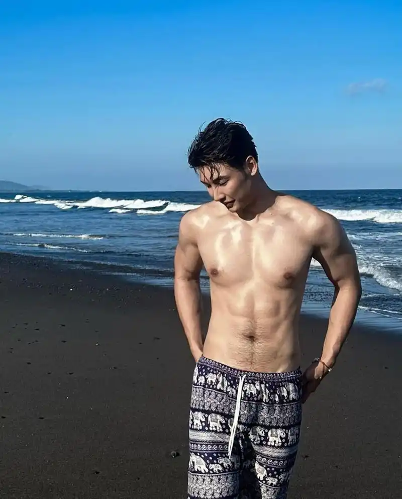 看过了黄子韬的胸毛,腹毛长得如此旺盛的男明星,还是头一回见