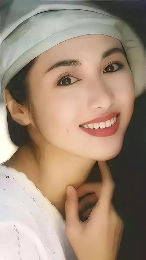 黎姿梨涡浅笑摇曳生姿年轻时的她美貌惊人