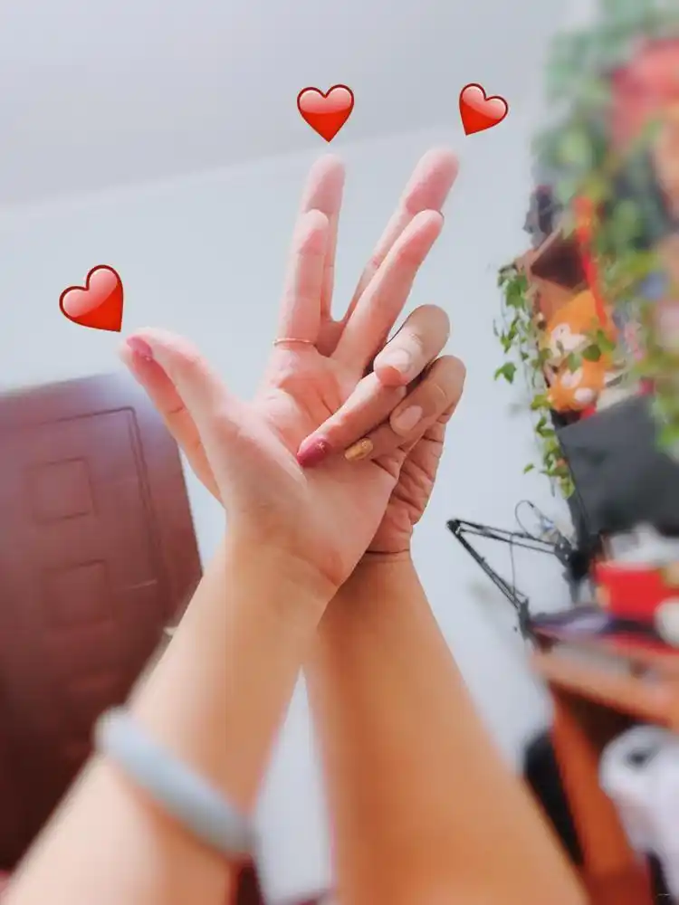 流行情侣手势比心拍照